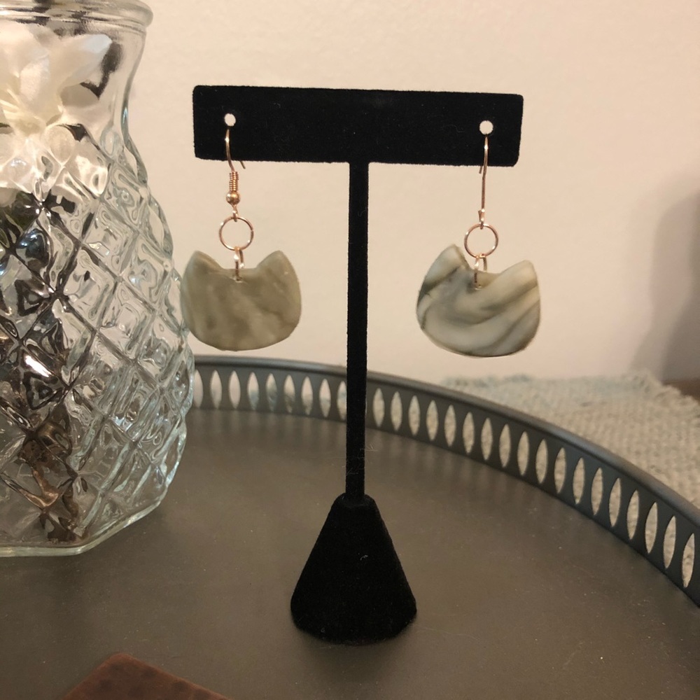 Marble dangle cat earrings!